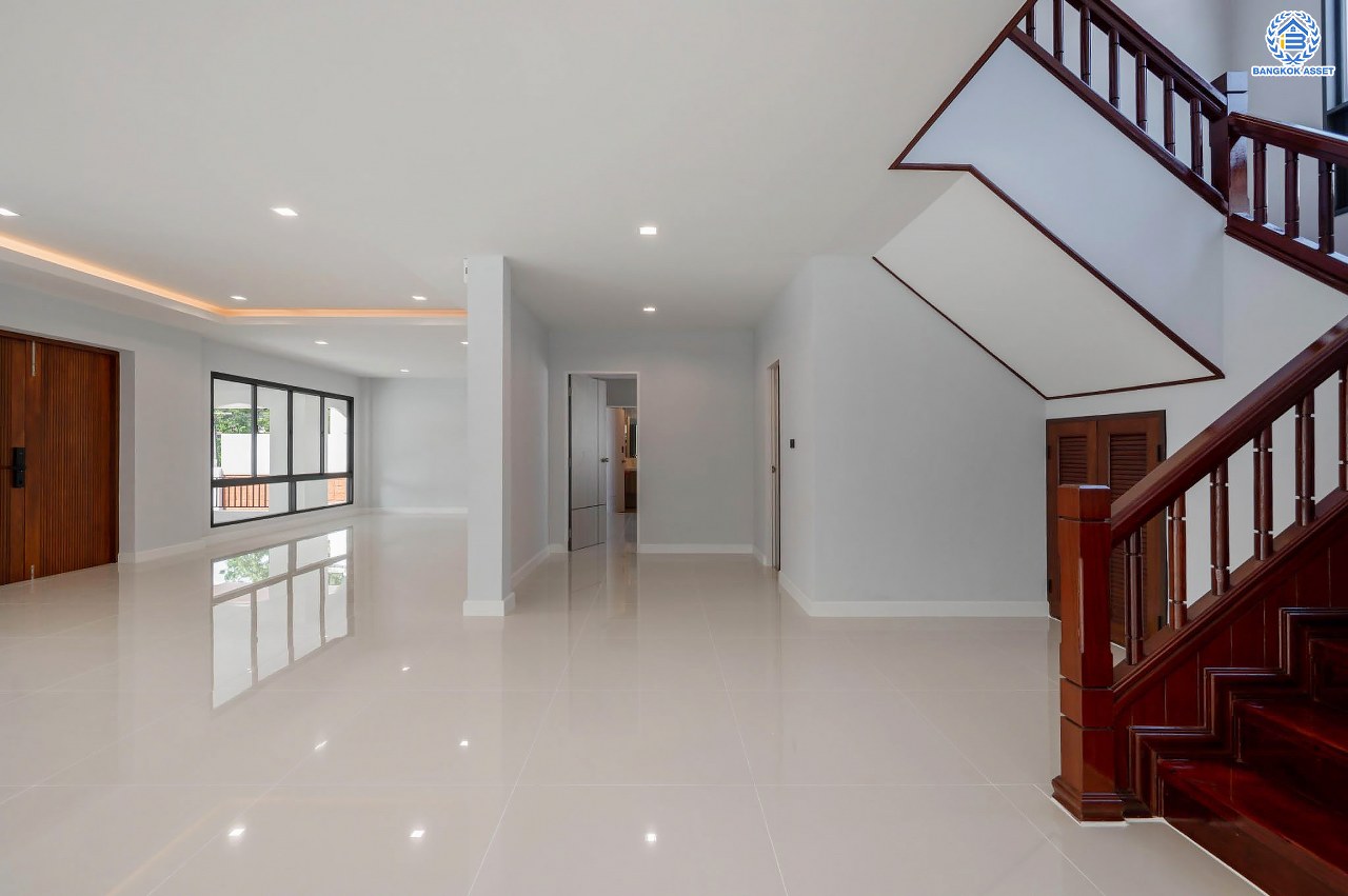 บ้านเดี่ยวฟิลคฤหาสน์มือสองตกแต่งใหม่ แบรนด์ LH ดีไซน์สุดหรูหรา โครงการ ลดาวัลย์ ปิ่นเกล้า เนื้อที่ 178.6 ตร.ว. บนพื้นที่ใช้สอยถึง 651.84 ตร.ม. ฟังก์ชันจัดเต็ม 5 ห้องนอน 7 ห้องน้ำ  1 ห้องแม่บ้าน จอดรถได้ถึง 3 คัน ทำเลศักยภาพติดถนนบรมราชชนนี เชื่อมต่อหลายเส้นทาง ใกล้มหาวิทยาลัยมหิดล และเซ็นทรัลศาลายา